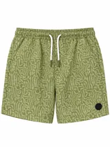 Short de baño verde militar con estampado abstracto en tonos más claros, cintura elástica con cordón ajustable blanco y bolsillos laterales.