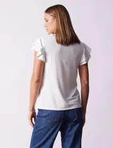 Blusa blanca de modal Rio & Rian con cuello a la base, escote en V con aplique metálico y mangas cortas con volados en capas.