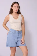 Short de jean celeste de tiro alto y corte recto.