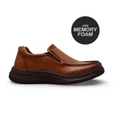 Zapato casual tipo mocasín de cuero color marrón, con diseño sin cordones y suela de goma oscura con tecnología Memory Foam para mayor confort.