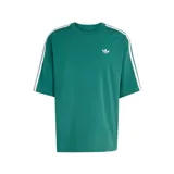 Remera Adidas de corte holgado, color verde, con cuello redondo, mangas cortas y las icónicas tres tiras blancas en los hombros. Presenta el logo del trébol bordado en blanco en el pecho.