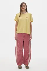 Remera color crudo de algodón lavado, con cuello redondo, manga corta y corte oversized.