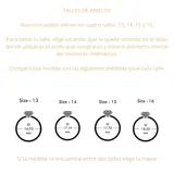 Anillo solitario de plata 925 con un topacio azul rectangular engarzado.