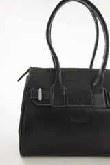 Cartera de mano estructurada de cuero vacuno rojo, con doble asa superior y detalles de charol en la parte superior. Cuenta con cierres metálicos y apliques decorativos laterales con hebillas.