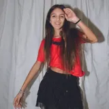 Remera verde de algodón de manga corta con aplique de alas doradas en el pecho.