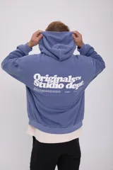 Canguro azul con capucha, manga larga, fit oversize y logo pequeño estampado en el pecho.