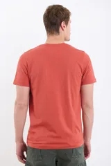 Remera de algodón con cuello redondo y manga corta, de diseño liso con pequeño detalle de etiqueta bordada en el pecho.