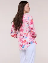 Blusa de gasa estampada Zac & Rachel, con cuello a la base, escote en V con botones frontales y manga larga de largo regulable.