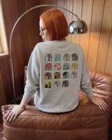 Buzo de cuello redondo en color gris claro, con diseño de calce regular y puños y cintura acanalados. Presenta un pequeño logo estampado en el pecho con la inscripción KABOA INDUSTRIES.