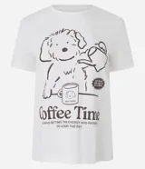 Remera de algodón con cuello redondo y manga corta. Presenta un diseño estampado en el frente con un dibujo de un perro y la inscripción Coffee Time.