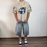 Bermuda de jean celeste, corte ancho y largo debajo de la rodilla.