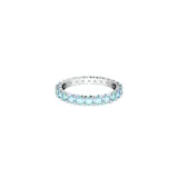 Anillo plateado con piedras aguamarina claro engastadas en todo el contorno.