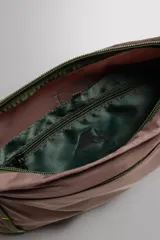 Bandolera plana de tejido técnico color marrón topo, con cierre principal y bolsillos frontales y traseros con cremallera. Incluye asa de hombro ajustable de cordón trenzado verde y marrón, con tope regulable.