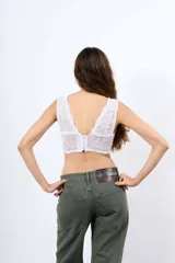 Top de encaje color verde oscuro, con escote en V pronunciado y diseño sin mangas.