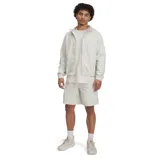 Short deportivo color crema, con bolsillos laterales y logo bordado en la pierna izquierda.