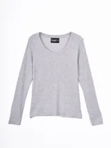 Remera de manga larga con cuello redondo, confeccionada en tejido de punto acanalado.