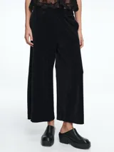 Pantalon de corte ancho y silueta recta, con cintura elástica y bolsillos laterales. Presenta una textura acanalada sutil.