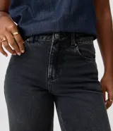 Pantalón de jean premium de tiro medio con corte wide leg, de color azul, con pretina con pasacintos y bolsillos funcionales.