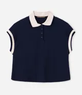 Blusa tipo chomba azul marino con cuello polo y detalles en blanco en cuello y mangas, de corte boxy y manga corta.