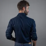 Camisa sport blanca de manga larga, confeccionada en 100% algodón, con cuello clásico y logo bordado en el pecho.