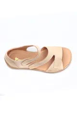 Sandalia de cuero beige con diseño de múltiples tiras con cierre de velcro. Presenta una combinación de texturas, incluyendo cuero con relieve tipo croco en el talón y la puntera, y cuero liso en las tiras superiores. Cuenta con una suela plana de goma con relieve antideslizante.