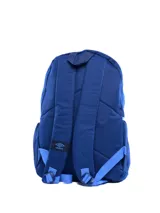 Mochila deportiva Umbro color azul, con compartimento principal con cierre, bolsillo frontal con cierre y estampado gráfico, y logo de la marca aplicado en la parte superior.