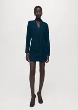 Vestido corto azul oscuro, de manga larga y escote en V, con detalle de bufanda integrada al cuello y fruncidos laterales en la falda.