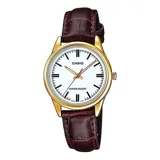 Reloj analógico Casio con caja redonda de acero en tono dorado y esfera blanca con índices. Cuenta con correa de cuero marrón con textura tipo cocodrilo.