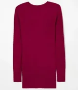 Blusa de punto de corte alargado, color negro, con escote redondo, manga larga y detalle de botones decorativos en los puños.