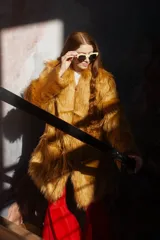 Tapado de piel sintética color camel, corte recto y silueta relajada, con interior forrado y bolsillos funcionales.