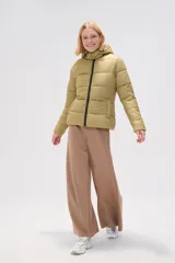 Campera puffer color verde oliva con capucha y cierre frontal con cremallera negra.