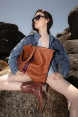 Parka de jean oversize en tono óxido con acabado lavado, bolsillos frontales con tapa, cuello clásico y puños regulables.