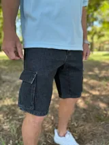 Bermuda de jean estilo cargo con bolsillos laterales con solapa y corte oversize.