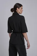 Blazer negro con mangas 3/4, solapas de muesca y corte entallado.