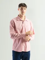 Camisa de manga larga color rosado, confeccionada en algodón, con cuello clásico, cierre con botones y bolsillo en el pecho. Corte clásico.