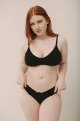 Bombacha vedetina color beige de algodón suave con terminaciones fruncidas.