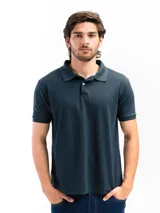 Remera polo blanca de manga corta, con cuello de polo y tapeta de dos botones.