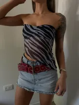 Top bandeau con estampado de cebra en tonos grises y negros.