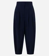 Pantalón de poliamida color azul marino, con diseño barrel de piernas anchas, cintura estructurada con pasacintos y pinzas frontales. Cuenta con botamanga levemente ajustada.