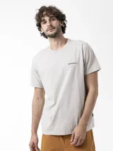 Remera de manga corta Merrell color gris claro, con cuello redondo y logo pequeño estampado en el pecho.