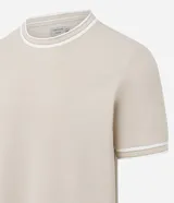 Remera regular de manga corta y cuello redondo color negro, con diseño texturizado y detalles de rayas contrastantes en cuello y puños.