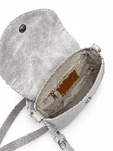 Bandolera compacta de cuero vacuno color gris con efecto gastado, solapa redondeada y correa ajustable.