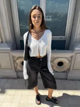 Bermuda de jean color negro con corte a la rodilla y ruedo desflecado.