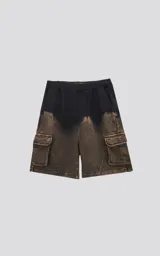 Bermuda estilo cargo oversize de algodón, con proceso de desgaste que genera un efecto degradado de negro a marrón óxido. Presenta recortes y bolsillos laterales con tapa.