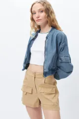 Short color beige de tiro alto y tela liviana con grandes bolsillos.