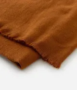 Pañuelo femenino de color blanco, con diseño liso y terminaciones con mini flecos en los extremos.