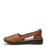 Sandalias casuales de cuero negro con diseño cerrado en la puntera y aberturas laterales, con detalle de costura vista en el borde de la suela.