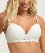 Soutien blanco con aro y copa moldeada, confeccionado en encaje floral. Posee breteles finos ajustables y cierre posterior por colchetes. El diseño presenta laterales anchos y un borde festoneado en la cintura.