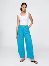 Pantalón jean celeste de corte ancho, estilo horseshoe, con tiro alto y bolsillos delanteros y traseros.