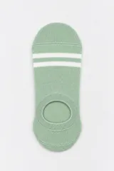 Pack de tres pares de medias invisibles de corte bajo, con diseño de dos líneas horizontales en la parte superior del empeine. Incluye un par gris, un par blanco y un par verde.